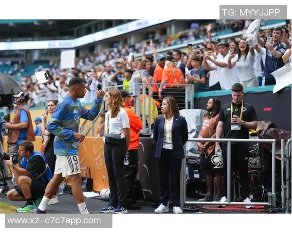 皇马举行圣诞公开训练姆巴佩与球迷亲密互动签名合影