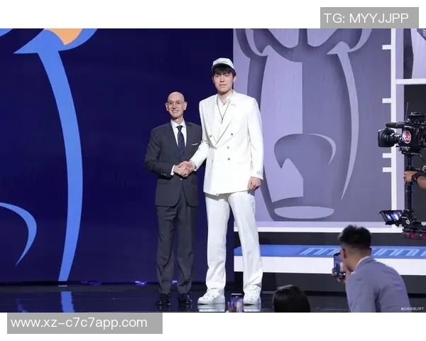 杨瀚森与奥登同框合影分享小圣诞树装饰喜悦时刻即将迎接12月的到来